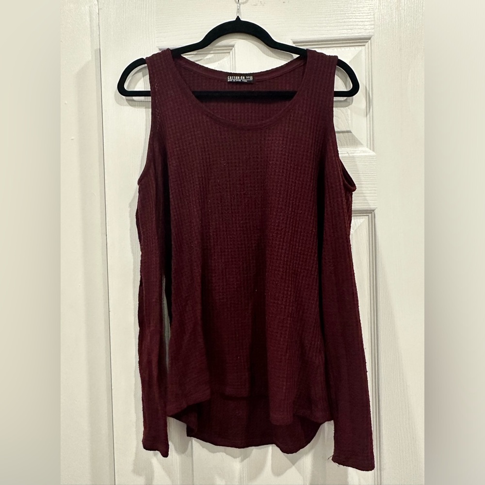 Missing shoulder long sleeve shirt